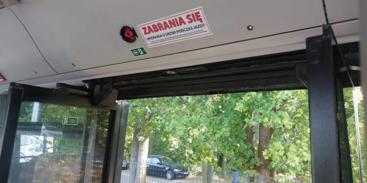 Jedziesz do szkoły autobusem lub tramwajem? To informacje dla ciebie