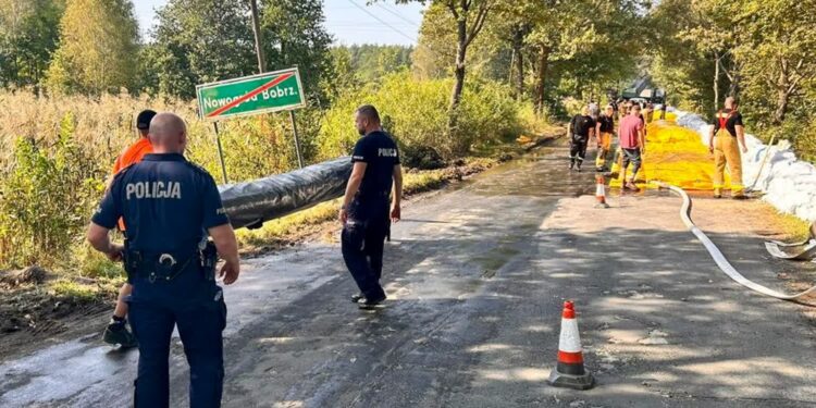 Wzrasta poziom wody na Bobrze w Nowogrodzie Bobrzańskim (AKTUALIZOWANY)