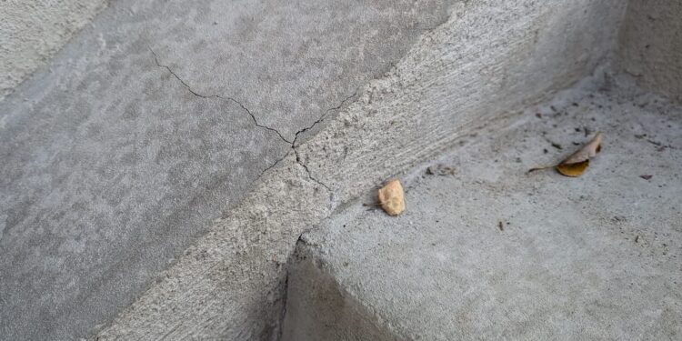 Popękane schody na Piaskach