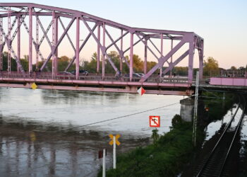 Zagrożony Stary Raduszec. Zamknięty jeden z torów linii Wrocław – Zielona Góra [AKTUALIZOWANY]