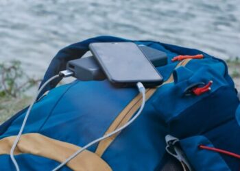 Te rzeczy musisz mieć w plecaku ewakuacyjnym. Sprawdź, jak postępować podczas powodzi