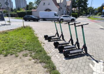 Hulajnogi wciąż blokują chodniki