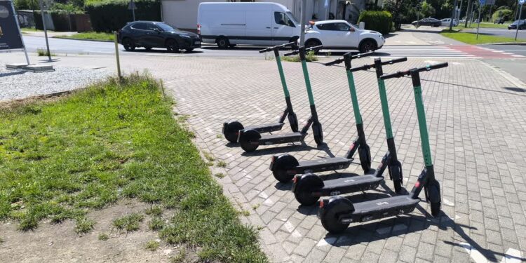 Hulajnogi wciąż blokują chodniki