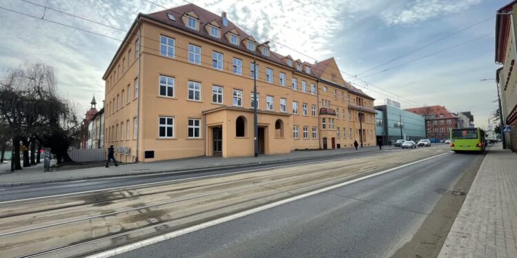 Uczniowie CEZiB nie chcą na Okrzei. W ramach protestu przestali chodzić do szkoły