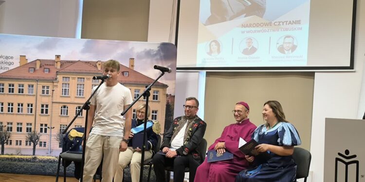 Narodowe czytanie przy Rondzie