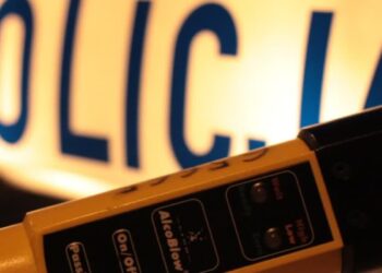 Pijany, z zakazem prowadzenia i do tego poszukiwany. 65-latek w rękach policji