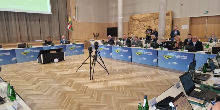 Dokumenty pod specjalnym nadzorem. Powołano Lubuskie Centrum Cyfryzacji