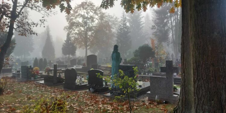 Strażnicy na cmentarzu