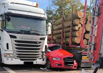 Zgnieciona audi między dwoma tirami. Wypadek na Szczecińskiej