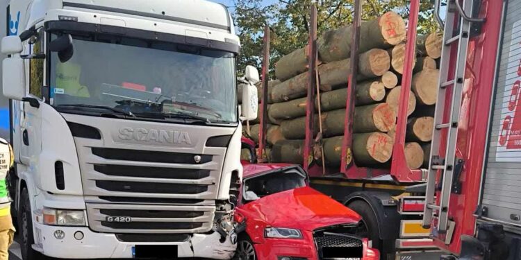 Zgnieciona audi między dwoma tirami. Wypadek na Szczecińskiej