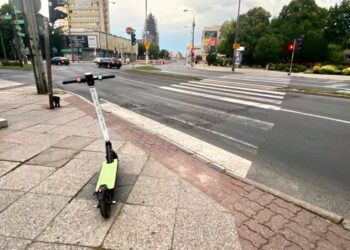 Porozrzucane hulajnogi to wciąż problem