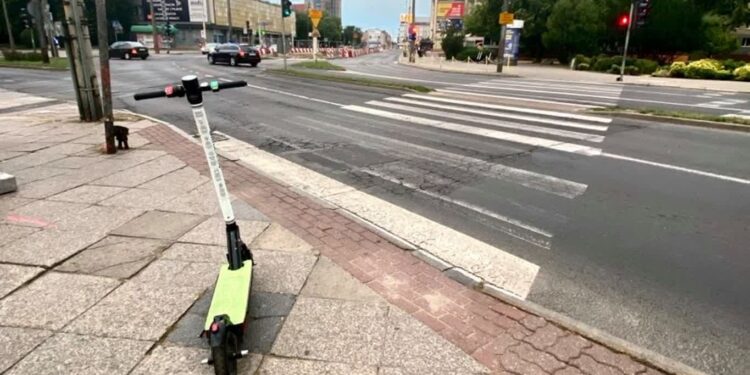 Porozrzucane hulajnogi to wciąż problem