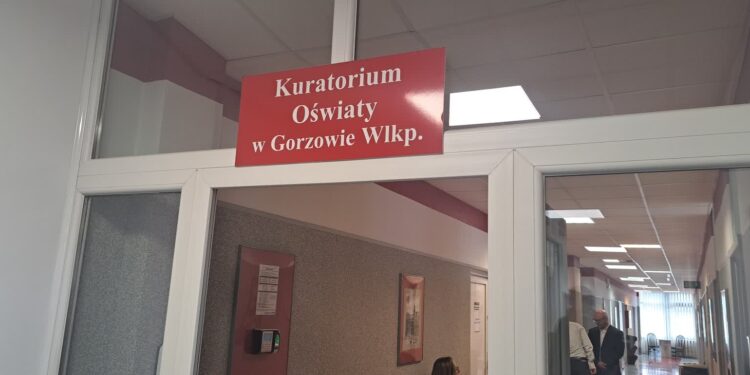 Postępowanie dyscyplinarne wobec nauczyciela, który wszedł na słup energetyczny
