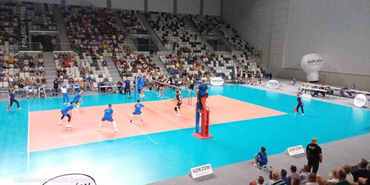 Grają siatkarze, będą zmiany przy Arenie