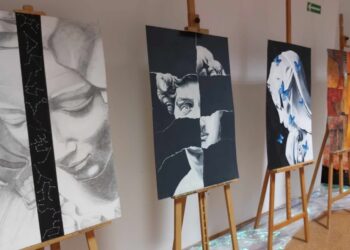 Młodzi artyści w sali sesyjnej urzędu