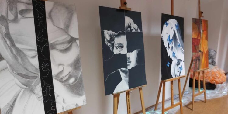 Młodzi artyści w sali sesyjnej urzędu