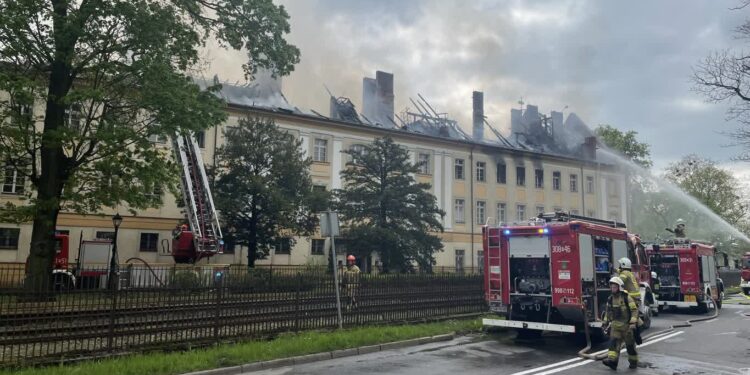Uczelnia chce zabezpieczyć spalone budynki