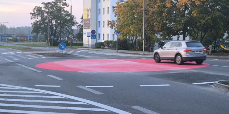 Kierowcy nie zwracają uwagi na nowe rondo