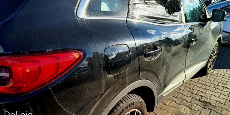 Bez szyby i prawa jazdy w kradzionym aucie. Policja złapała pasera