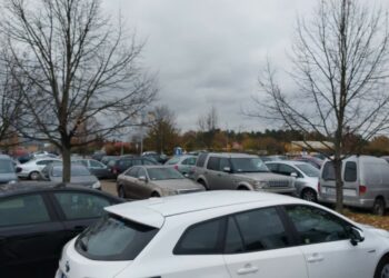 Tłoczno na parkingach pod cmentarzem