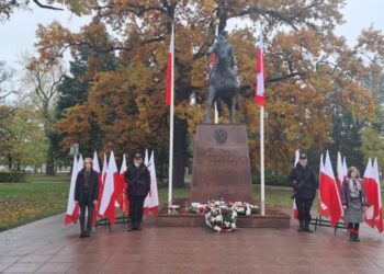 Święto Niepodległości w Gorzowie. Pod pomnikiem Piłsudskiego złożono kwiaty