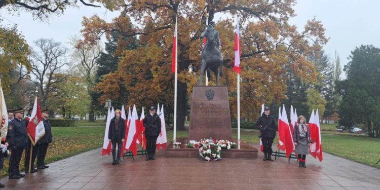 Święto Niepodległości w Gorzowie. Pod pomnikiem Piłsudskiego złożono kwiaty