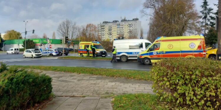 Zderzenie osobówek na skrzyżowaniu Piłsudskiego z Czereśniową