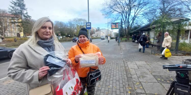 Mieszkanki rozdają czapki i szaliki. Gorzowianie są zachwyceni