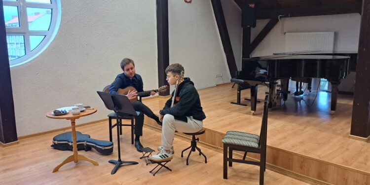 Gitarzyści zza granicy uczą gorzowską młodzież