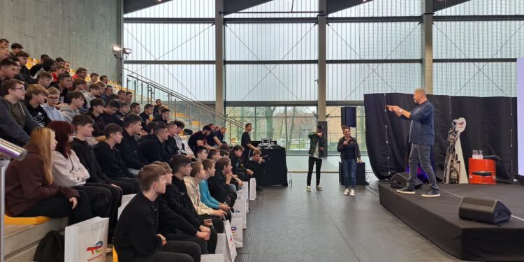 Uczą się motoryzacji od najlepszych. Adam Klimek z wizytą w Gorzowie