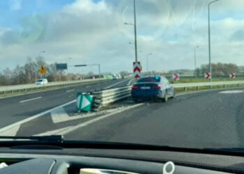 BMW Inspekcji Transportu Drogowego wjechało w barierki na S3