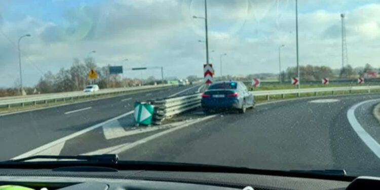 BMW Inspekcji Transportu Drogowego wjechało w barierki na S3