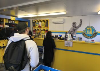 Ruszyła sprzedaż karnetów. Za ladą… Oskar Fajfer