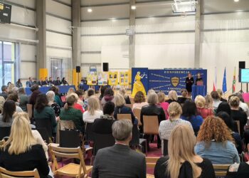 Nauczyciele uczą się, jak tworzyć bezpieczne szkoły