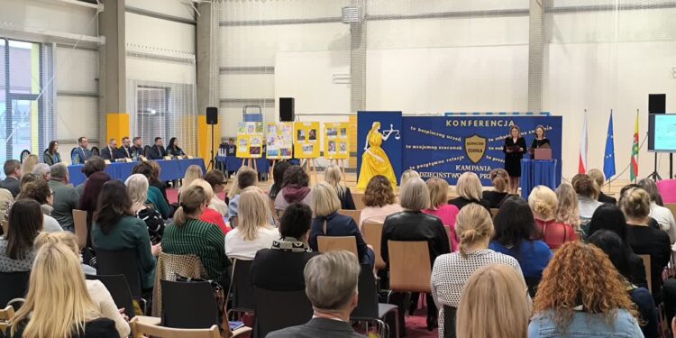 Nauczyciele uczą się, jak tworzyć bezpieczne szkoły