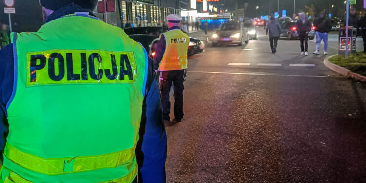 Policja na nocnym zlocie aut. Ponad 80 mandatów