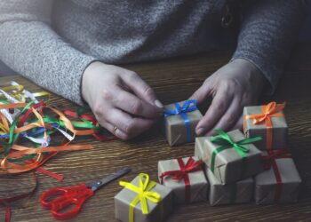 Świąteczna akcja OHP „Pomaganie przez pakowanie”