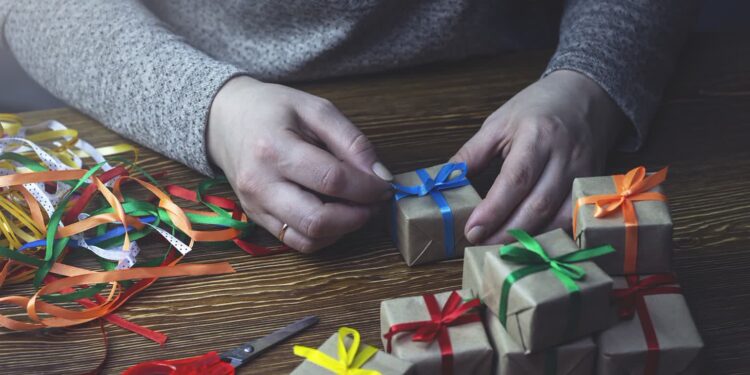 Świąteczna akcja OHP „Pomaganie przez pakowanie”