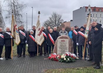 Złożyli kwiaty przy tablicy upamiętniającej pacyfikację strajku w Ursusie
