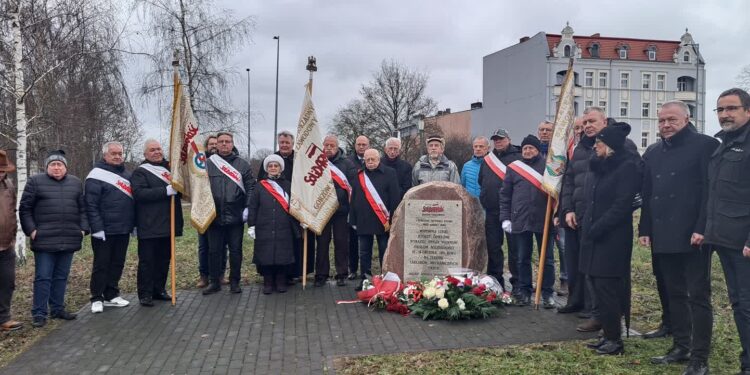 Złożyli kwiaty przy tablicy upamiętniającej pacyfikację strajku w Ursusie