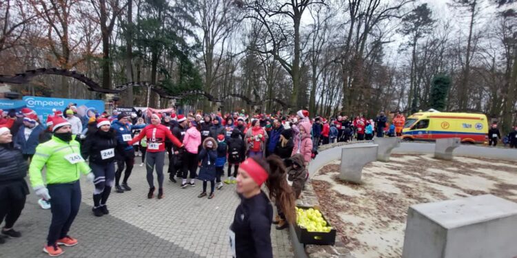 Mikołajowie biegają w Parku Kopernika