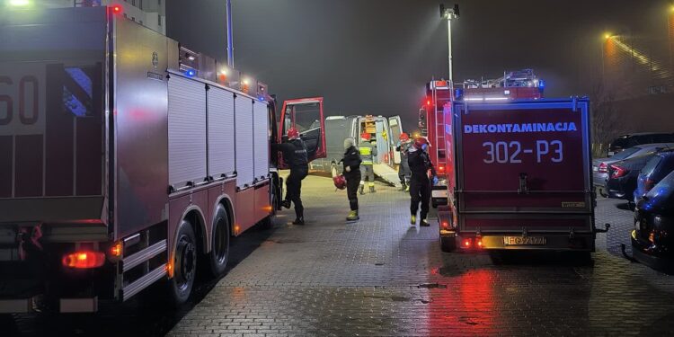 Nocne ćwiczenia strażaków i antyterrorystów [DUŻO ZDJĘĆ]