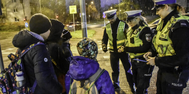 Odblaski ratują życie. Policjanci wręczali je gorzowianom