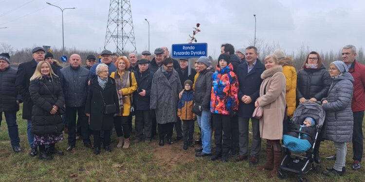 Nowe rondo oficjalnie nazwane. Odsłonięto tablicę upamiętniającą Ryszarda Dyraka