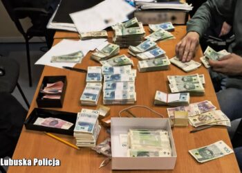 350 tys. zł, biżuteria i złoto w reklamówce pod drzwiami. Oszustwo „na policjanta”