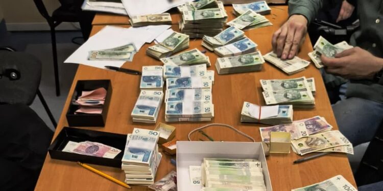 350 tys. zł, biżuteria i złoto w reklamówce pod drzwiami. Oszustwo „na policjanta”