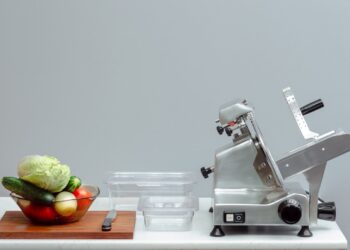 Maszynka do szatkowania warzyw – niezastąpione urządzenie w profesjonalnej gastronomii