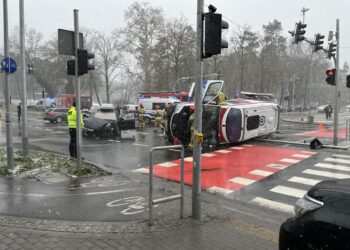 Wywrócona karetka po kolizji w centrum