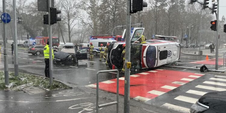 Wywrócona karetka po kolizji w centrum