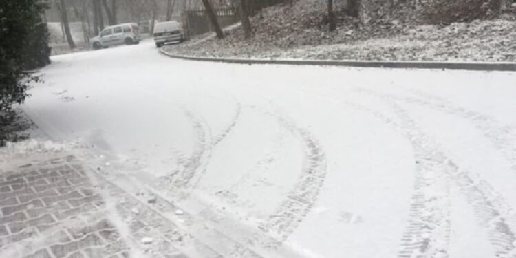 Opady śniegu w Gorzowie. Uważajcie na drogach